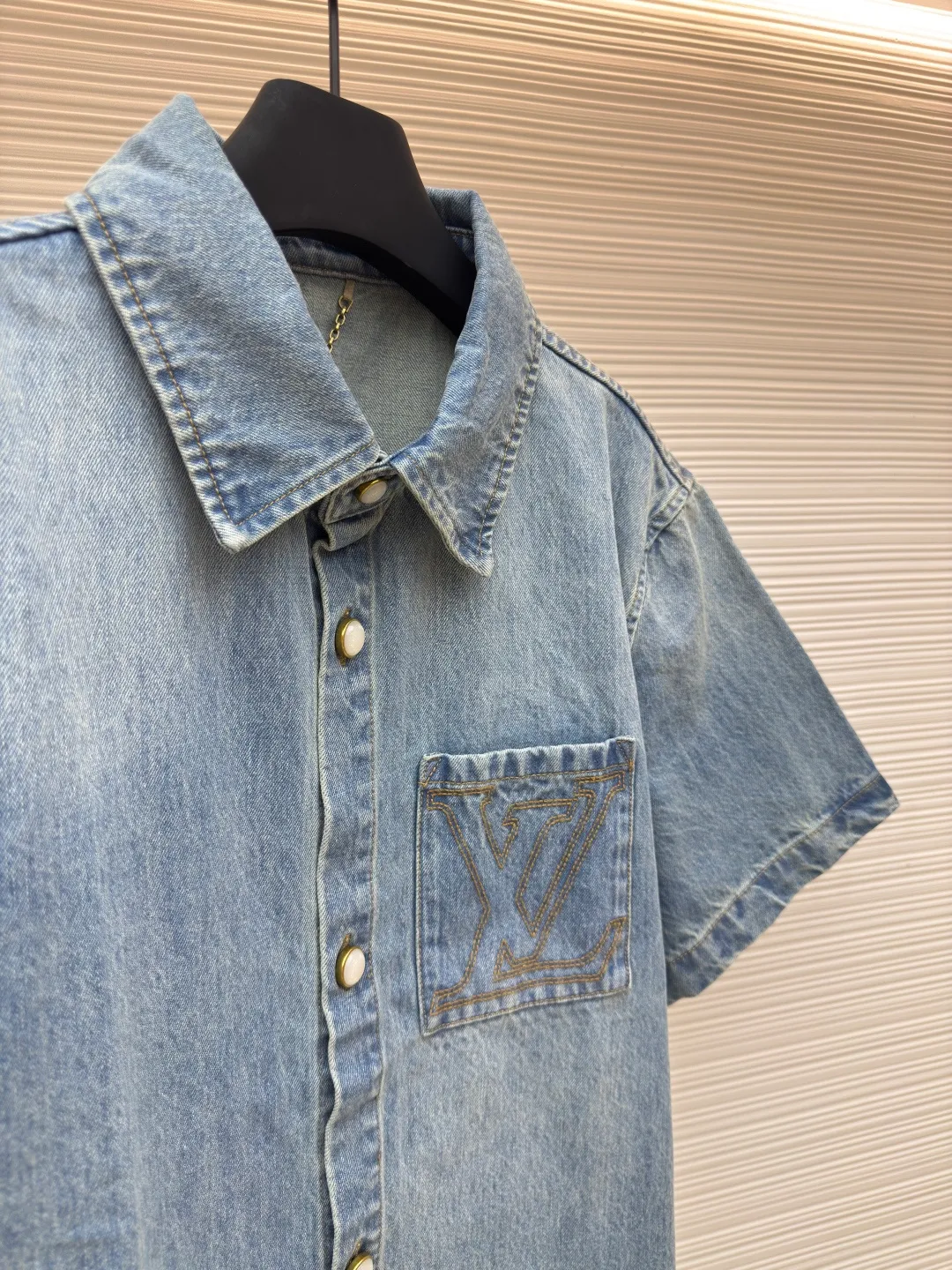 LOUIS VUITTON logo denim short-sleeved jacket ●Authentic product: Purchased and developed for 10800 ●Item number: 1680175-B10 ●Fabric: Denim denim ●Technology: Heavy enzyme wash ●Version: Fitted version ●Size: S-ML-XL ●Weight: about 675g ●Description: The overall wiring is straight and delicate, the fabric is comfortable and soft, the color is consistent and there is no color difference Can be matched with the same style to create a fashionable look, suitable for various occasions, customized accessories, complete with three standards, same style for men and women